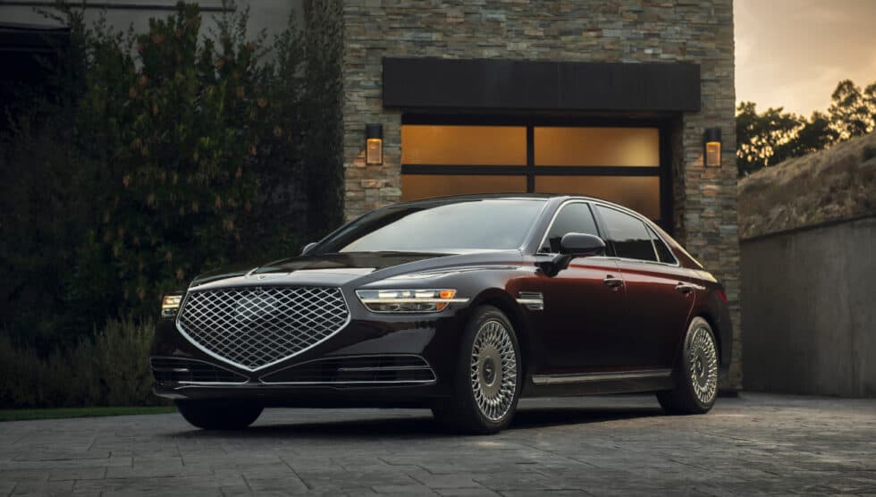 The 2020 Genesis G90 mixes athleticism and elegance