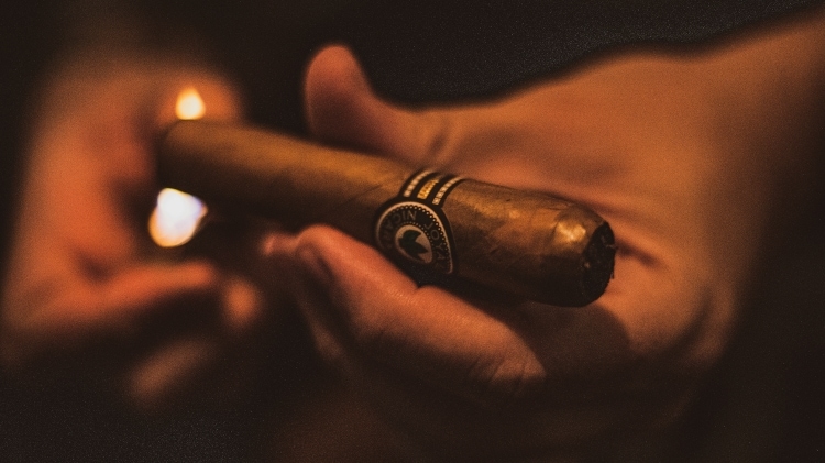 Cigar pillar content Pexels-guilman-5944420