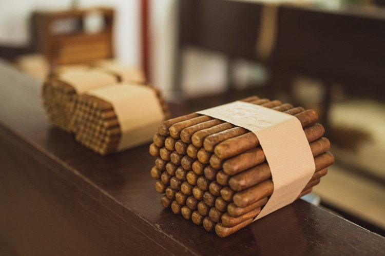 Cigar pillar content Pexels-thibault-luycx-3975067