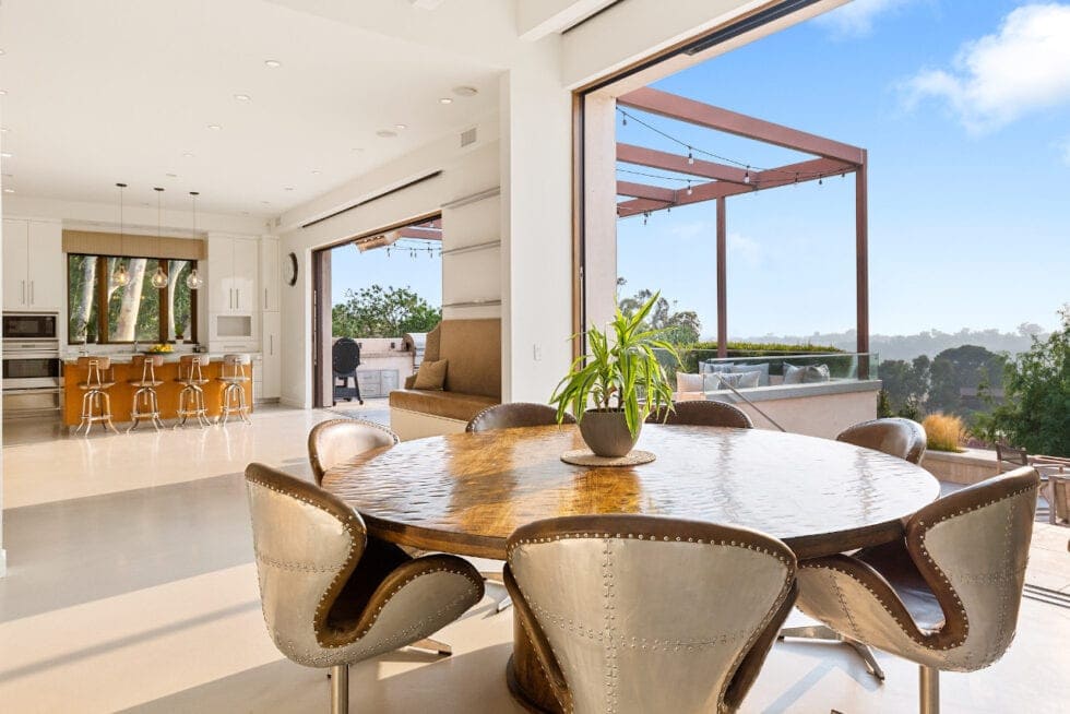 Chris Hemsworth and brothers Luke and Liam sell Malibu home for 4.9m(02)