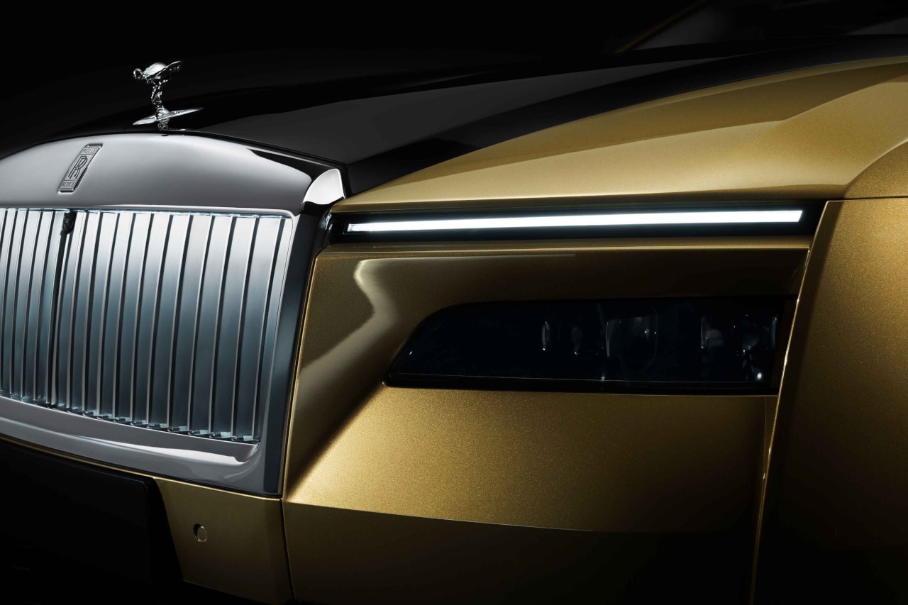 10_SPECTREUNVEILED–THEFIRSTFULLY-ELECTRICROLLS-ROYCE_SPLITHEADLIGHTS