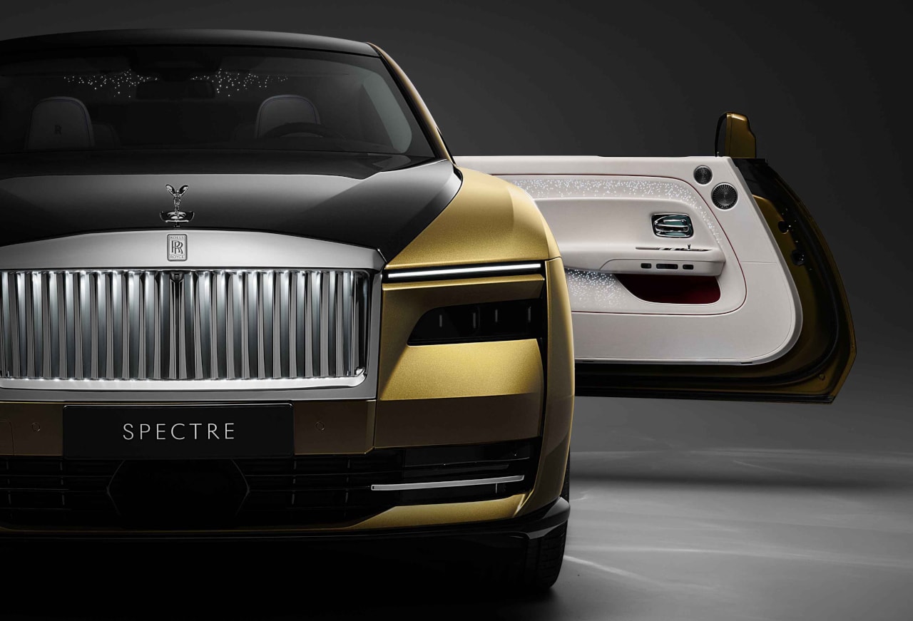 15_SPECTREUNVEILED–THEFIRSTFULLY-ELECTRICROLLS-ROYCE_COACHDOOROPEN