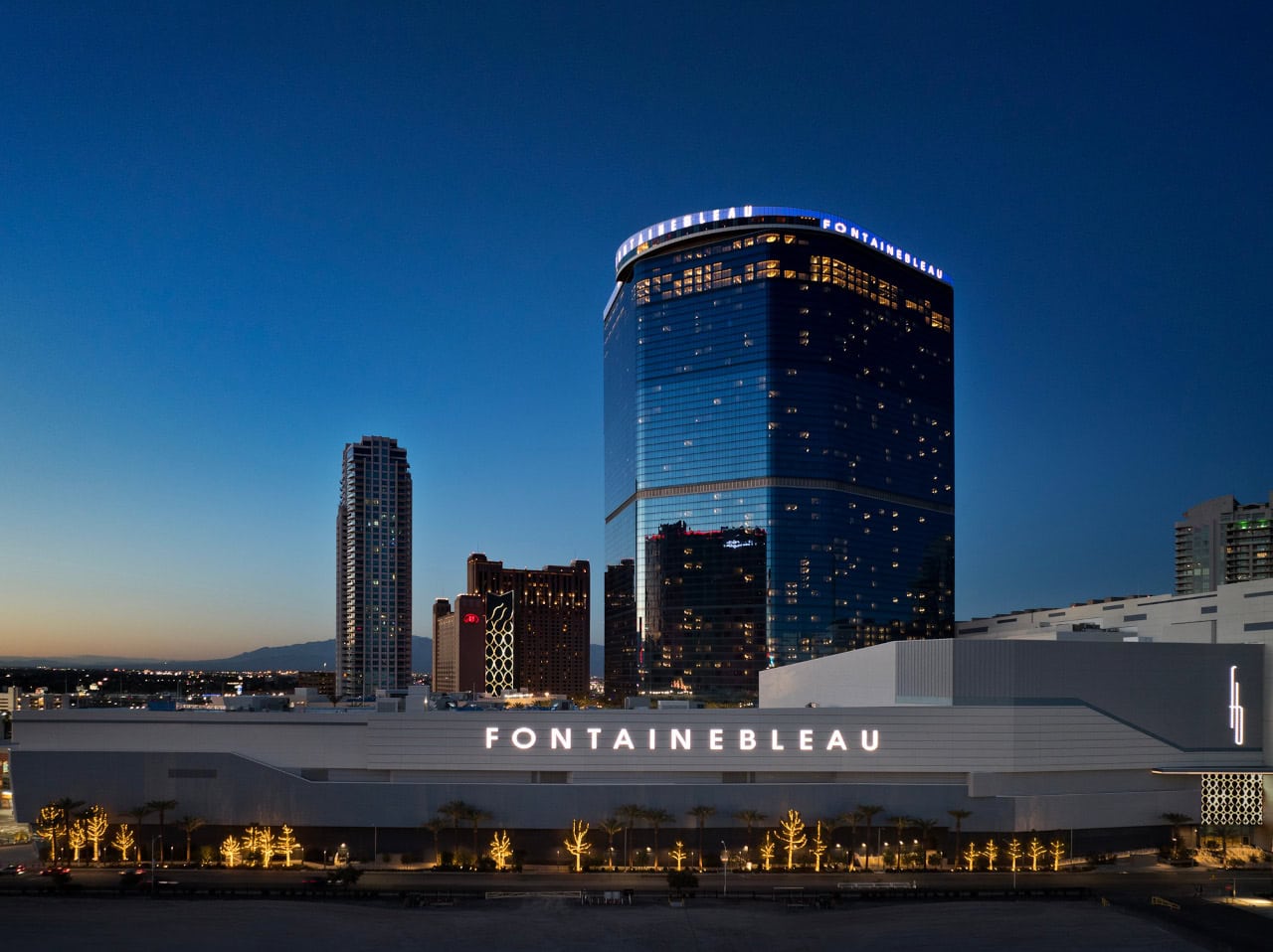 Fontainebleau Las Vegas Exterior_Connie Zhou