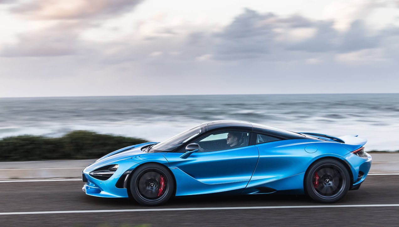 Original-17023-mclaren-750s-named-top-gear-magazine-performance-car-of-the-year-panning-shot