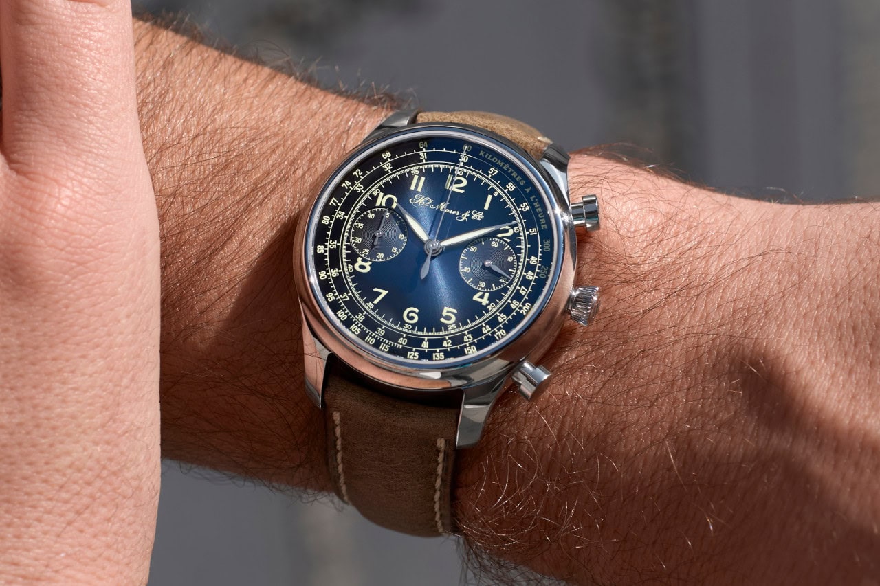 Hmoser_1220-1200_Endeavour_Chronograph_Hmoser_X_Massenalab_St_Funkyblue__Wristshot_Check_Close