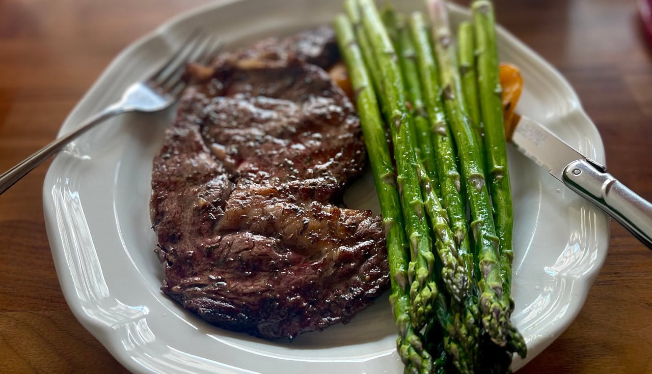 Steak dinner, rib eye steak, asparagus